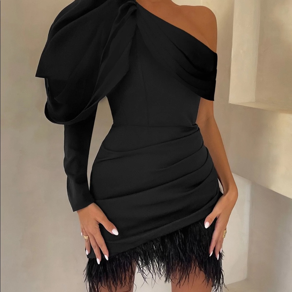 BLACK ASYMMETRIC VOLUME SLEEVE DRAPED FEATHER MINI DRESS SIZE 6 THICK FABRIC
